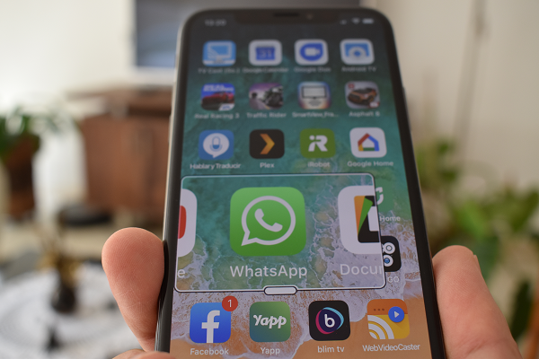 Icona di WhatsApp in primo piano nella schermata principale di un iPhone

