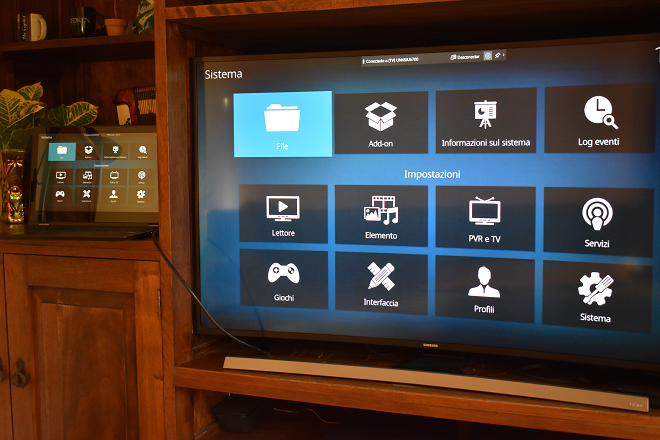 Computer portatile collegato a una TV che mostra l'interfaccia di Kodi su entrambi
