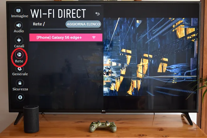 L'immagine mostra un televisore che visualizza sullo schermo i dispositivi collegati tramite Wi-Fi Direct.