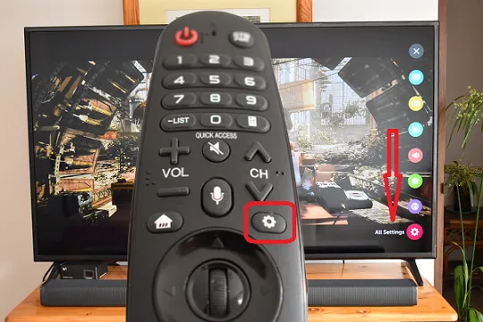 L'immagine mostra tutte le opzioni di impostazione nella schermata Smart TV LG e il pulsante di impostazione sul telecomando.