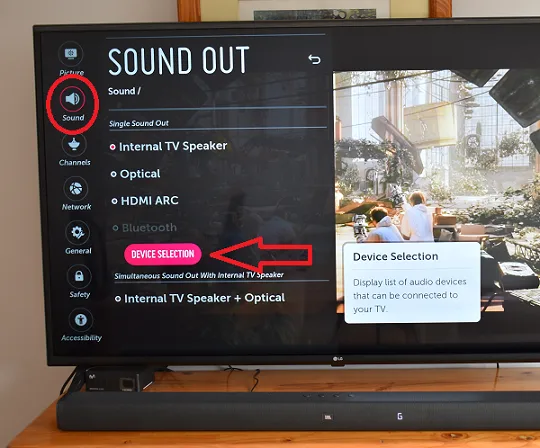 L'immagine mostra un menu di uscita audio, con l'opzione di selezione de dispositivo tramite Bluetooth su una smart TV LG.