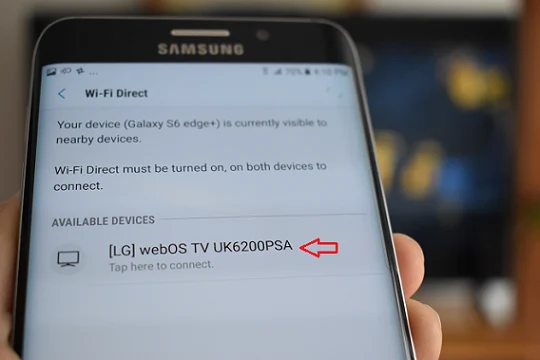 L'immagine mostra un telefono cellulare Samsung con i dispositivi disponibili per la connessione Wi-Fi diretta, in questo caso il TV LG.
