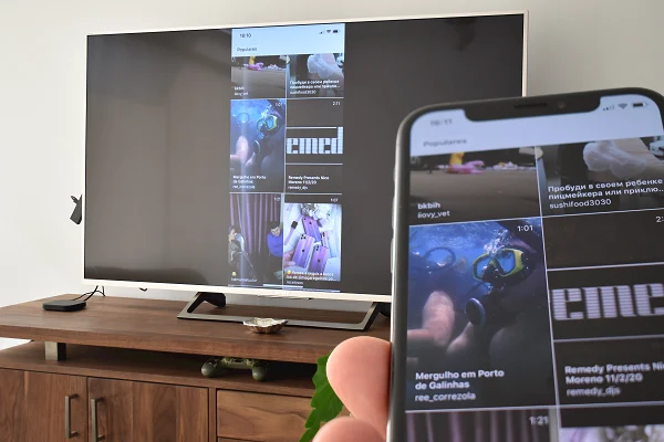 Interfaccia IGTV visualizzata su uno smartphone e su una TV
