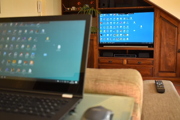Schermo di un laptop proiettato su una Samsung Smart TV via wifi