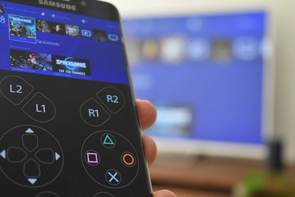 Interfaccia PlayStation 4 su uno smartphone.

