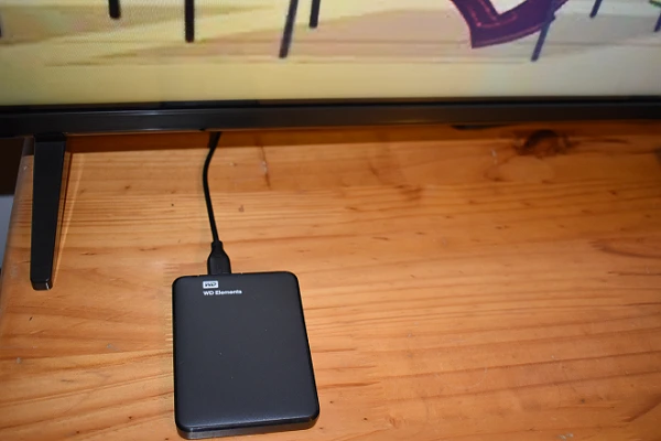 Disco rigido USB collegato a una Smart TV LG
