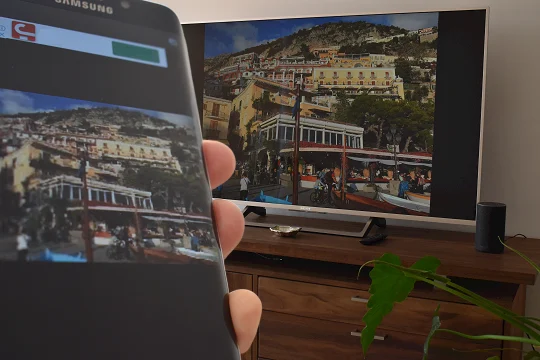 Streaming di una foto da uno smartphone a una Smart TV utilizzando l'app Nero Streaming Player
