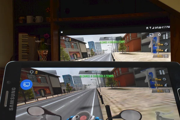 L'immagine mostra la funzione di mirroring dello schermo da uno smartphone Samsung a una smart tv Samsung.