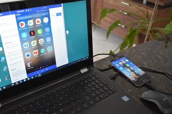  Telefono Android collegato a un laptop tramite cavo USB. Il laptop visualizza lo schermo del telefono.