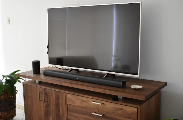 Soundbar JBL 3.1 collegata a una Smart TV