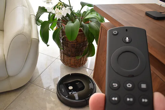 Aspirapolvere robot Roomba controllato dalla voce usando il telecomando Amazon Fire TV Stick