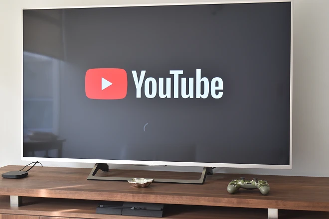 Logo di YouTube su una Smart TV
