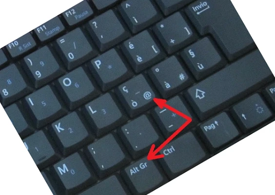 L'immagine mostra la tastiera di un laptop con la combinazione per fare la chiocciola 