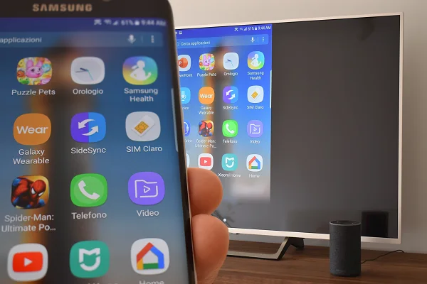 Cellulare Samsung e una TV Sony Bravia con gli schermi che mostrano lo stesso contenuto.