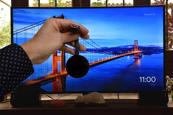 L'immagine mostra una TV Samsung e un dispositivo Chromecast Ultra.