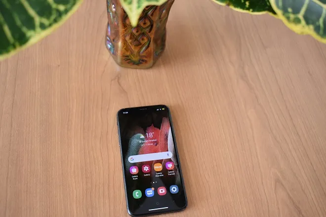 Samsung Galaxy di fascia alta su schermo iPhone