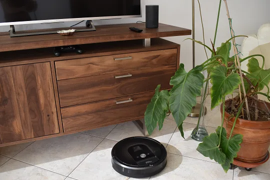 Un Amazon Echo, un aspirapolvere Roomba e una lampadina controllata con Alexa