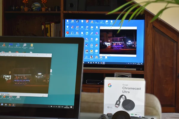 Schermo di un computer portatile proiettato su un televisore collegato a Chromecast