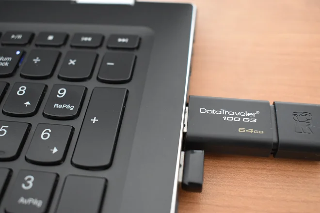 Chiavetta USB da 64 GB collegata a una porta USB del laptop
