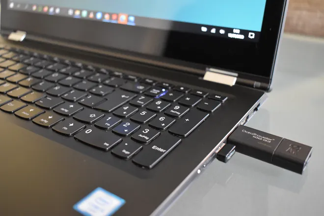 Chiavetta USB inserita nella porta USB di un laptop