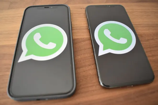 Due telefoni con il logo dell'app WhatsApp
