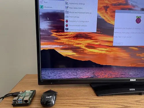 Raspberry Pi 4 collegato a una TV che mostra il desktop Raspbien