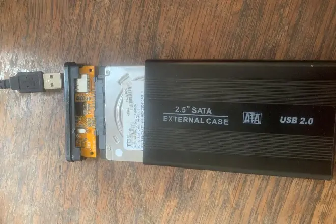 Hard Disk di un computer portatile convertito in un Hard Disk USB