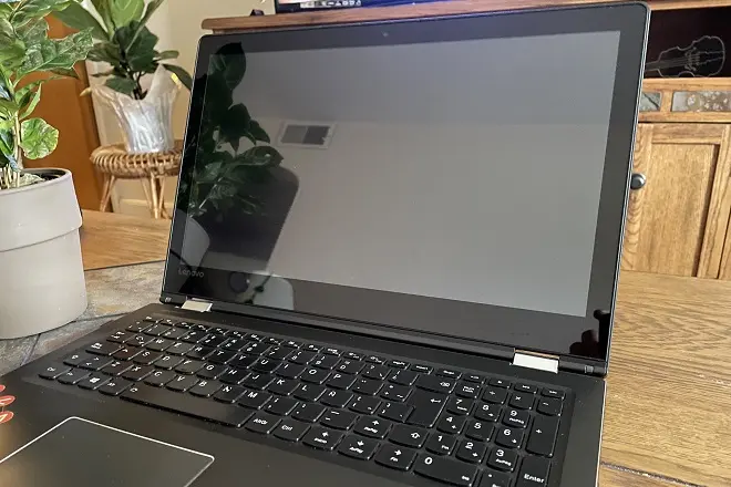 Schermo nero su laptop Lenovo
